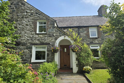 1.7 acres of House with Land for sale in Llandwrog