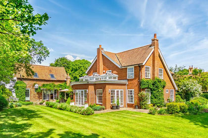 1 acre of Cottage for sale in Sutton