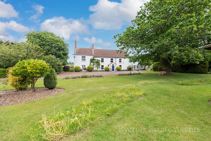 6 acres of Equestrian property for sale in Hopton-on-Sea