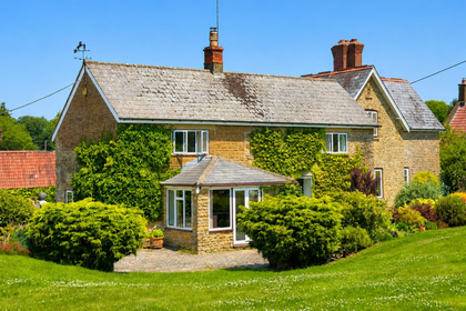 9.2 acres of Cottage for sale in South Perrott