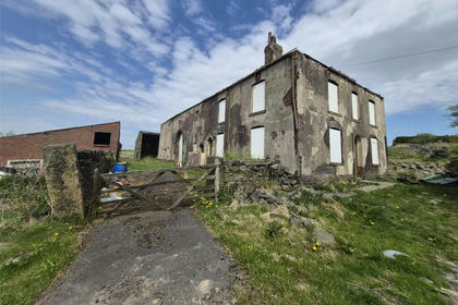 1.5 acres of Farmhouse for sale in Shaw and Crompton