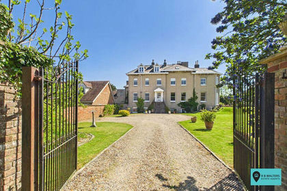 2 acres of House with Land for sale in Frampton on Severn
