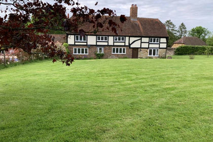 7.1 acres of Farmhouse for sale in Ewhurst