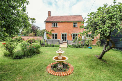 2 acres of Farmhouse for sale in Aslacton