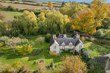 1 acre of House with Land for sale in Swinbrook and Widford