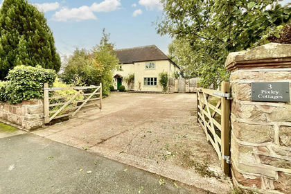 5 acres of Cottage for sale in Hinstock