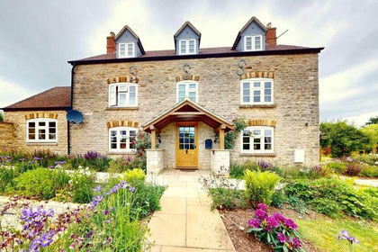 2 acres of Farmhouse for sale in Lower Heyford