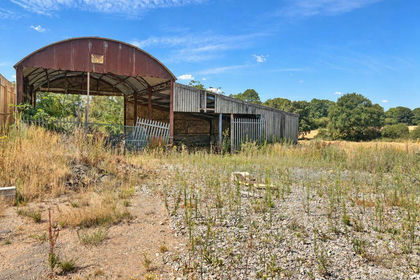 Barn for sale in Hints