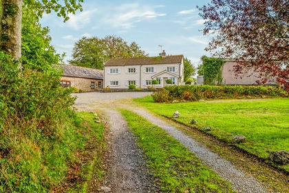 1.9 acres of Farmhouse for sale in Llanwrda