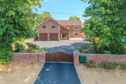 1.3 acres of House with Land for sale in Fladbury