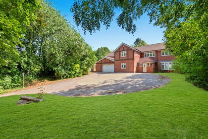 3.2 acres of House with Land for sale in Halloughton