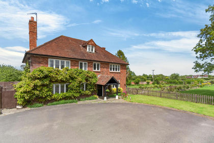 3.6 acres of Farmhouse for sale in Longwick-cum-Ilmer