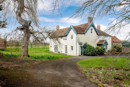 3.1 acres of Farmhouse for sale in Bridgwater