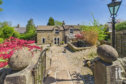 4 acres of Farmhouse for sale in Whaley Bridge