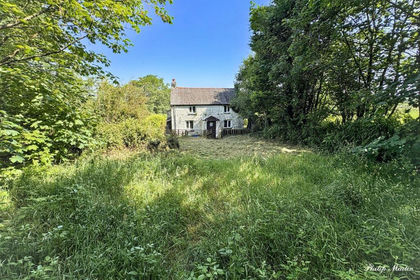 1.3 acres of Cottage for sale in Roche