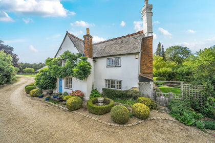 1.1 acres of Farmhouse for sale in Sarratt