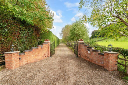 5 acres of Farmhouse for sale in Stourport-on-Severn