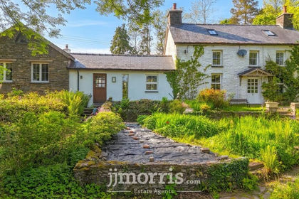 2.6 acres of Farmhouse for sale in Nantcwnlle