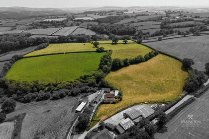 23 acres of Farmhouse for sale in Tiverton