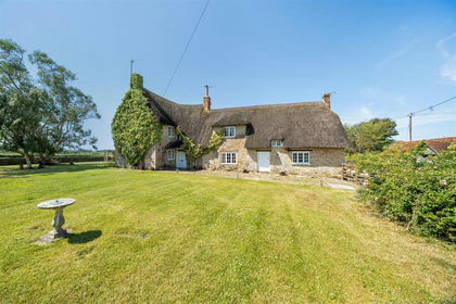 Farmhouse for sale in Stour Provost