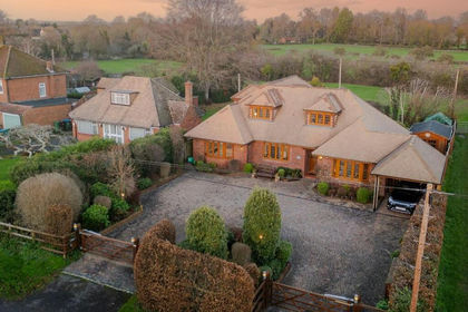 4 acres of House with Land for sale in Weston Turville