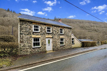 9 acres of Farmhouse for sale in Bronwydd