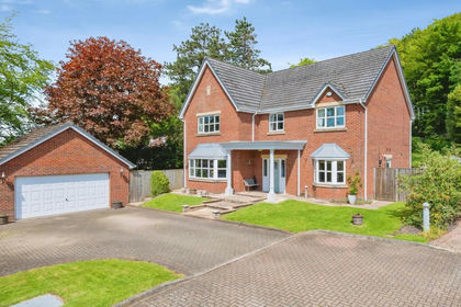 1 acre of House with Land for sale in Daresbury
