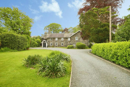 1 acre of House with Land for sale in Penrhyndeudraeth