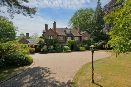 1.8 acres of House with Land for sale in Runnymede and Weybridge