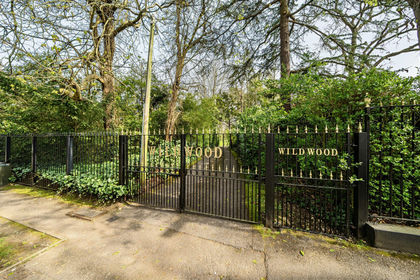 3.7 acres of House with Land for sale in Eltham and Chislehurst