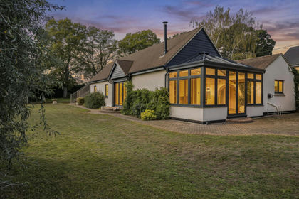 2.3 acres of House with Land for sale in Kingston Bagpuize with Southmoor