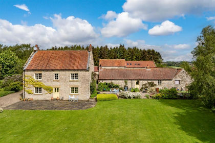 3.5 acres of Farmhouse for sale in Harome