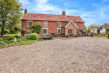 7.8 acres of Farmhouse for sale in Redgrave