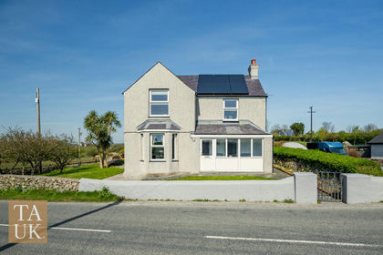 4.6 acres of Equestrian property for sale in Bodffordd