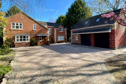 2.6 acres of House with Land for sale in Grantham