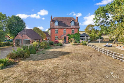 1 acre of Farmhouse for sale in Inkberrow