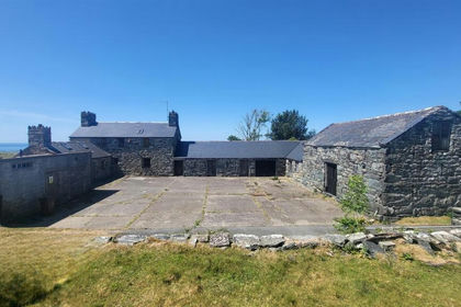 6.2 acres of Farmhouse for sale in Dyffryn Ardudwy