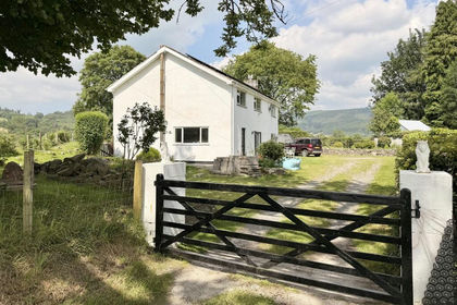 4 acres of House with Land for sale in Llanfair-ar-y-bryn