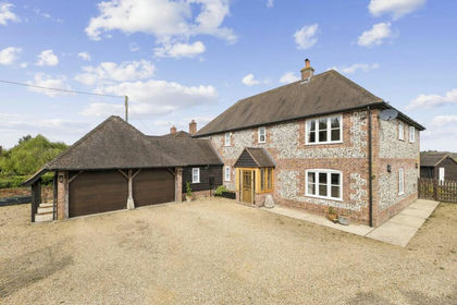 7 acres of House with Land for sale in Grimstead