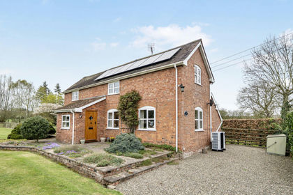 2 acres of Cottage for sale in Richard's Castle (Shropshire)