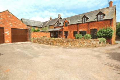 Barn Conversion for sale in Chipping Warden and Edgcote