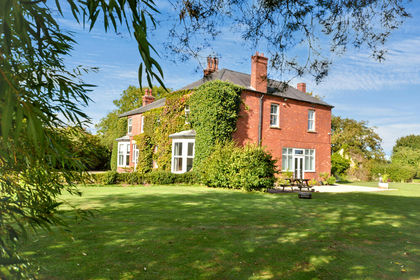 5.1 acres of Farmhouse for sale in Louth
