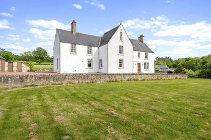 2 acres of Farmhouse for sale in Berwickshire, Roxburgh and Selkirk