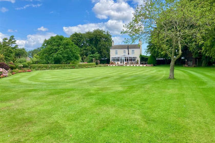 1.7 acres of Farmhouse for sale in Willoughby with Sloothby