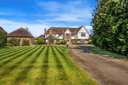 1.4 acres of House with Land for sale in Nayland-with-Wissington
