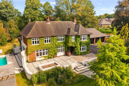 1 acre of House with Land for sale in Great Grimsby and Cleethorpes