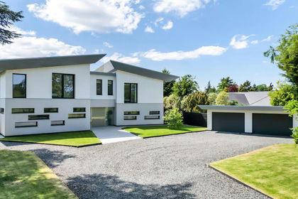 2 acres of House with Land for sale in Radcliffe on Trent