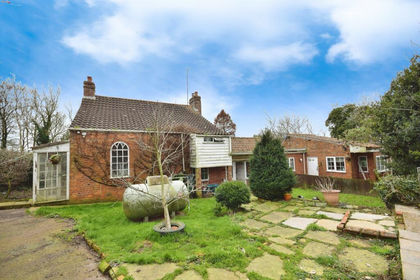 1 acre of Cottage for sale in West Keal