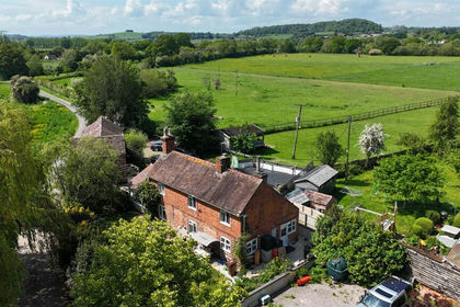 7.6 acres of Cottage for sale in Tirley