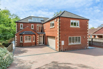 1 acre of House with Land for sale in Colsterworth
